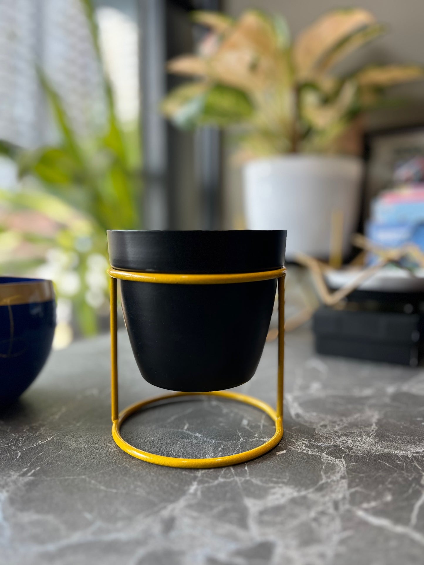 OurBalconyGarden Black Round Metal Pot B309